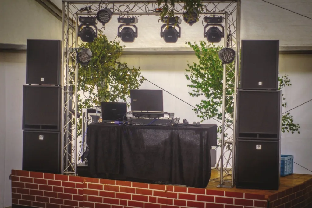DJ-Aufbau mit Traverse, Moving Heads und Lautsprechertürmen